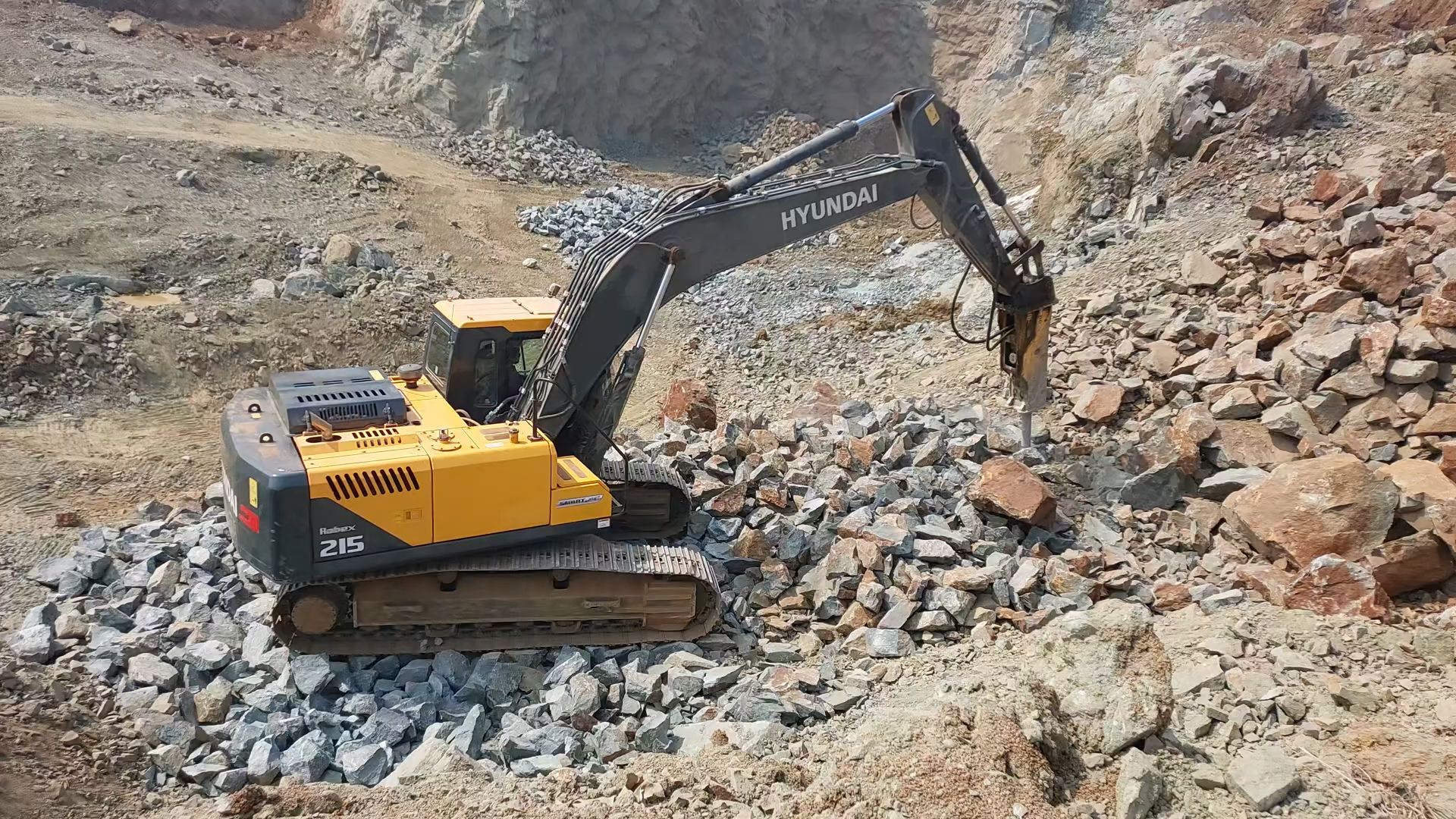 現代215挖掘機在礦山碎石作業