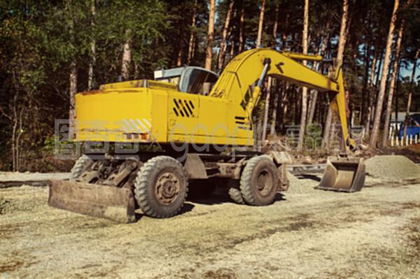 現代挖掘機在建筑工地上進行挖掘工作