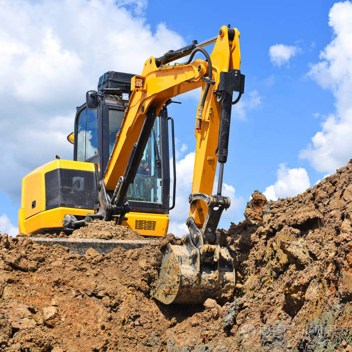 現代挖掘機在施工現場進行挖掘工作照片-正版商用圖片143.