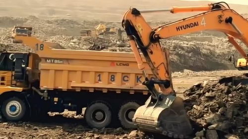 現代新款挖掘機裝車,鏟斗是挺大,就是速度慢,效率并不高