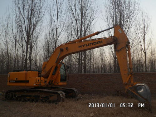 現(xiàn)代225-7挖掘機(jī) 性能可靠，性價比高的二手設(shè)備